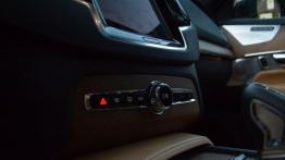 Volvo XC90 II - galeria redakcyjna (2) - panel sterowania na konsoli środkowej