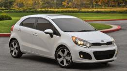 Kia Rio hatchback 2012 - przód - reflektory włączone