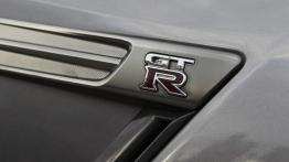 Nissan GT-R 2013 - emblemat boczny