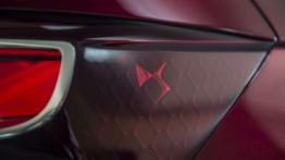 Citroen DS Wild Rubis Concept (2013) - prawy tylny reflektor - włączony