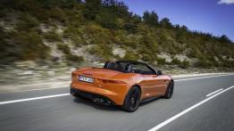 Jaguar F-Type V8S Firesand - widok z tyłu