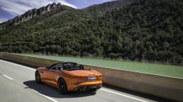 Jaguar F-Type V8S Firesand - widok z tyłu