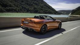 Jaguar F-Type V8S Firesand - widok z tyłu