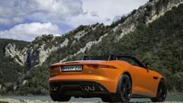 Jaguar F-Type V8S Firesand - widok z tyłu