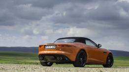 Jaguar F-Type V8S Firesand - widok z tyłu