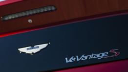 Aston Martin V12 Vantage S (2013) - emblemat