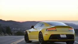 Aston Martin V12 Vantage S (2013) - widok z tyłu