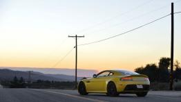 Aston Martin V12 Vantage S (2013) - widok z tyłu