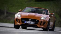 Jaguar F-Type V8S Firesand - widok z przodu