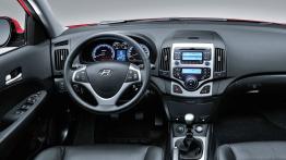 Hyundai i30 - pełny panel przedni