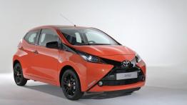 Toyota Aygo II (2014) - przód - reflektory włączone