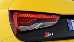 Audi S1 Sportback (2014) - lewy tylny reflektor - włączony