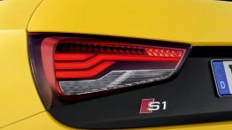 Audi S1 Sportback (2014) - lewy tylny reflektor - włączony