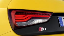 Audi S1 Sportback (2014) - lewy tylny reflektor - włączony