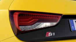 Audi S1 Sportback (2014) - lewy tylny reflektor - włączony