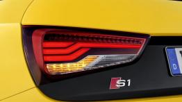 Audi S1 Sportback (2014) - lewy tylny reflektor - włączony