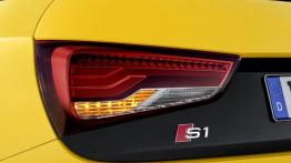 Audi S1 Sportback (2014) - lewy tylny reflektor - włączony