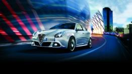 Alfa Romeo Giulietta Facelifting (2014) - przód - reflektory włączone