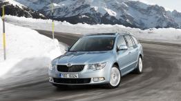 Skoda Superb Kombi 4x4 - widok z przodu