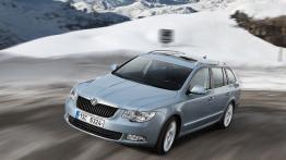 Skoda Superb Kombi 4x4 - widok z przodu