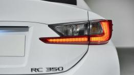 Lexus RC 350 F-Sport (2014) - prawy tylny reflektor - włączony