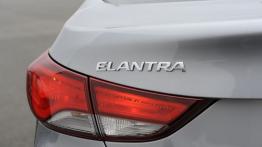 Hyundai Elantra Sedan Limited (2014) - lewy tylny reflektor - włączony