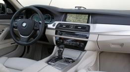 BMW serii 5 Touring F11 Facelifting (2014) - kokpit