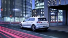 Volkswagen Golf VII GTE (2015) - tył - reflektory włączone