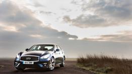 Infiniti Q70 Facelifting 2.2d (2015) - widok z przodu