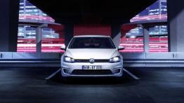 Volkswagen Golf VII GTE (2015) - przód - reflektory włączone