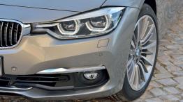 BMW 330d Luxury Line F31 Touring Facelifting (2015) - lewy przedni reflektor - wyłączony