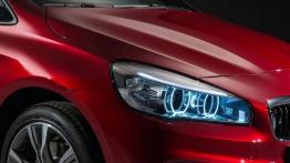 BMW serii 2 Gran Tourer (2015) - prawy przedni reflektor - włączony