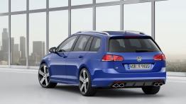 Volkswagen Golf VII R Variant (2015) - tył - reflektory włączone