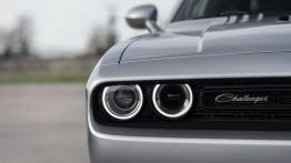 Dodge Challenger III Facelifting (2015) - prawy przedni reflektor - włączony