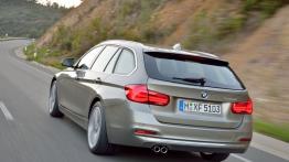 BMW 330d Luxury Line F31 Touring Facelifting (2015) - widok z tyłu