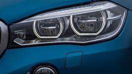 BMW X6 II M (2015) - lewy przedni reflektor - włączony