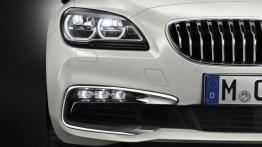 BMW serii 6 Gran Coupe F06 Facelifting (2015) - prawy przedni reflektor - włączony