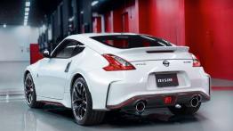 Nissan 370Z Nismo (2015) - widok z tyłu