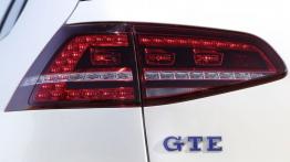 Volkswagen Golf VII GTE (2015) - lewy tylny reflektor - włączony