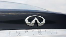 Infiniti Q70 Facelifting 2.2d (2015) - emblemat