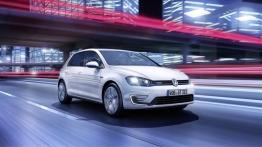 Volkswagen Golf VII GTE (2015) - przód - reflektory włączone