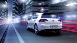 Volkswagen Golf VII GTE (2015) - tył - reflektory włączone