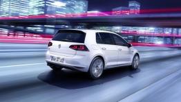 Volkswagen Golf VII GTE (2015) - tył - reflektory włączone