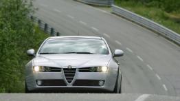 Alfa Romeo 159 - przód - reflektory włączone