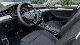 Volkswagen Passat Alltrack B8 (2016) - widok ogólny wnętrza z przodu