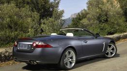 Jaguar XKR Cabrio 2006 - widok z tyłu