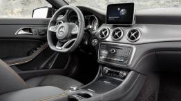 Mercedes CLA 250 4MATIC Shooting Brake (X117) - kokpit