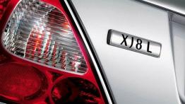 Jaguar XJ8 - lewy tylny reflektor - wyłączony
