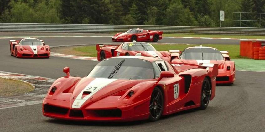 Ferrari FXX - bolid F1 w czerwonym płaszczyku