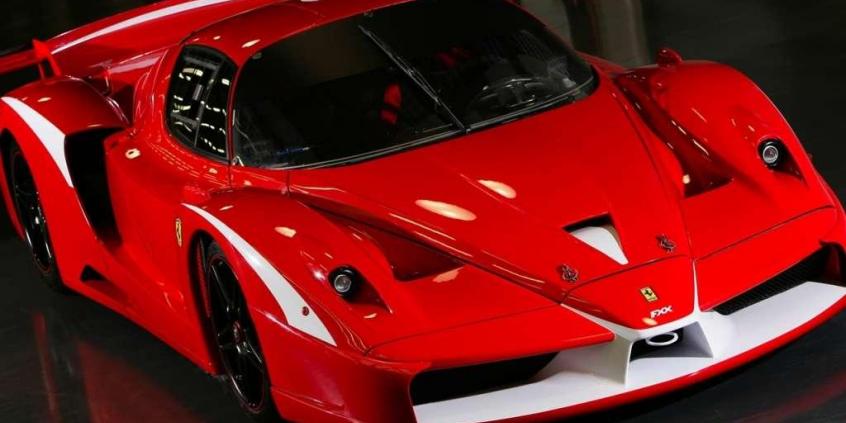 Ferrari FXX - bolid F1 w czerwonym płaszczyku